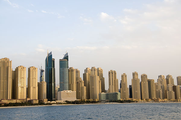 Espectacular vista de los altos edificios residenciales del Nueva York del Desierto...  la Costa de Dubai